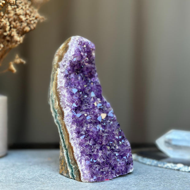 Amethyst with jasper and agate formations